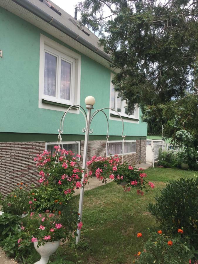 Rozsavoelgy Apartman Балатонлеле Екстериор снимка